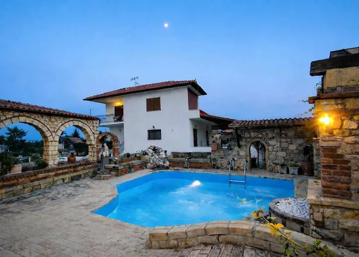 Saltos 1 - Serene Pool & Garden Escape בית נופש *