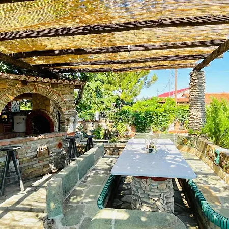 Saltos 1 - Serene Pool & Garden Escape 別荘