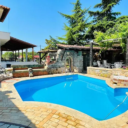 別荘 Saltos 1 - Serene Pool & Garden Escape *