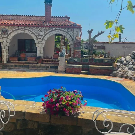 Saltos 1 - Serene Pool & Garden Escape *