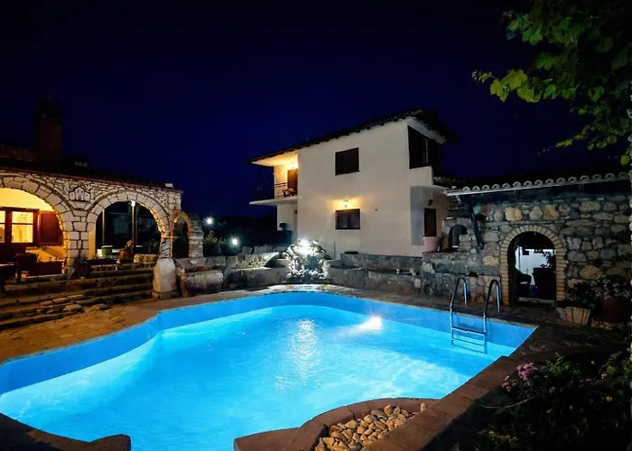 Case de vacanță Saltos 1 - Serene Pool & Garden Escape